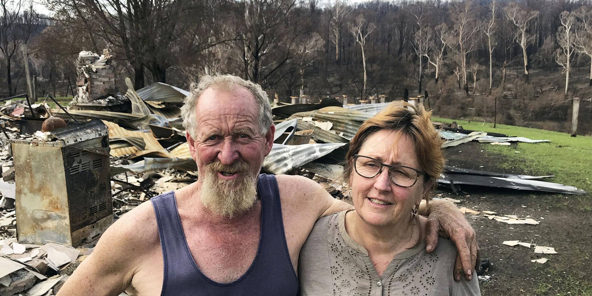 Roddy och Joanne Kleinitz framför resterna av ett av sina nedbrunna gästhus.