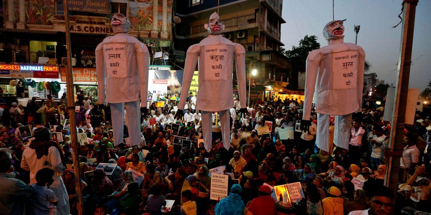 I April i år demonstrerade folkmassor i Ahmadabad, Indien, mot den epidemi av våldtäkter som skakat landet. Arkivbild.