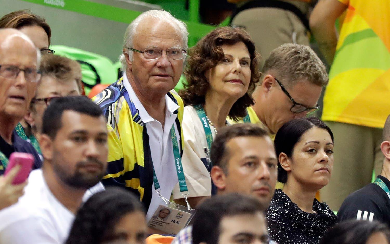 Tidigare i veckan syntes både Kungen och Drottning Silvia på OS-handboll i Rio. Bild: TT