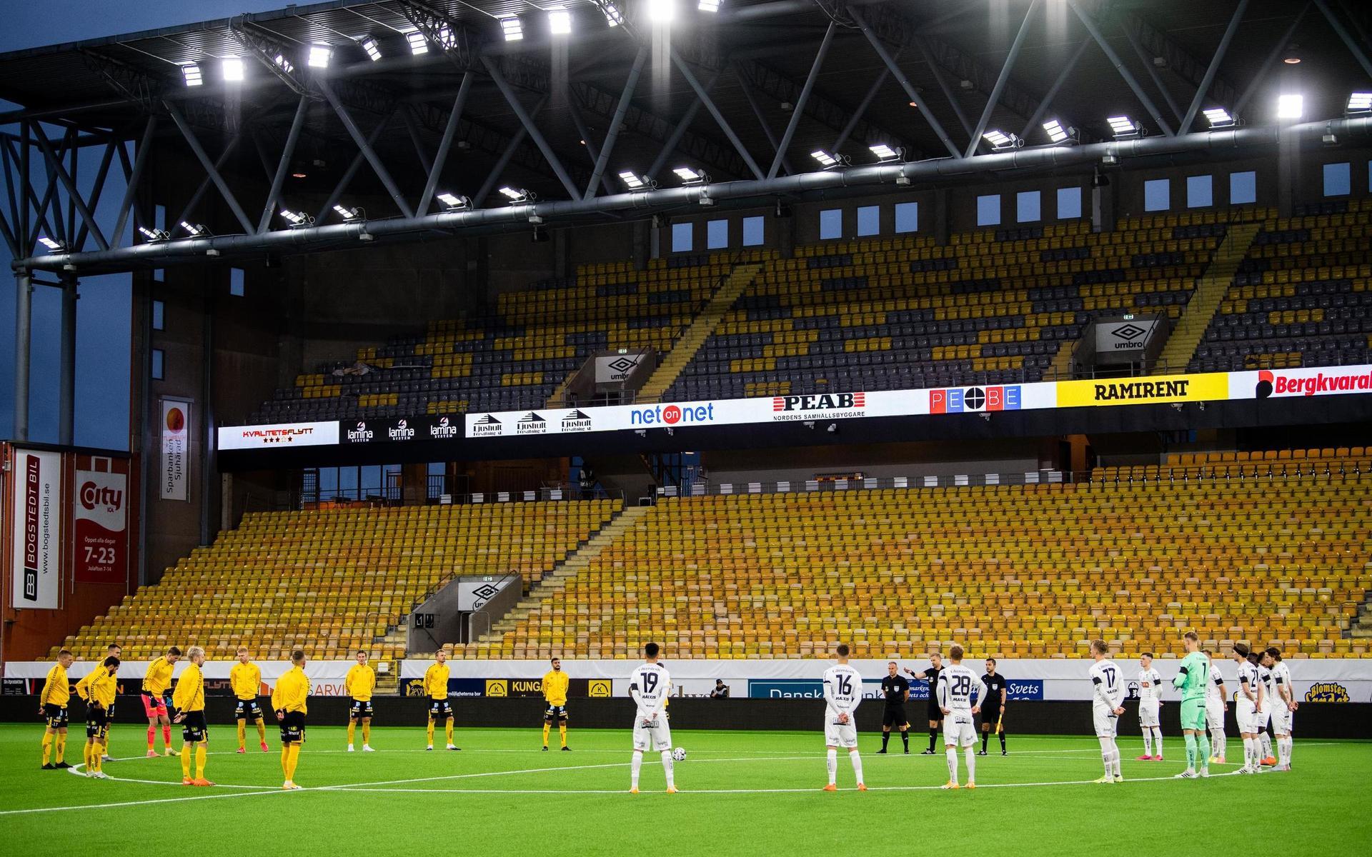 Spelare och domare deltar i en tyst minut för att hedra den avlidne Lars-Åke Lagrell inför fotbollsmatchen i Allsvenskan mellan Elfsborg och Häcken.