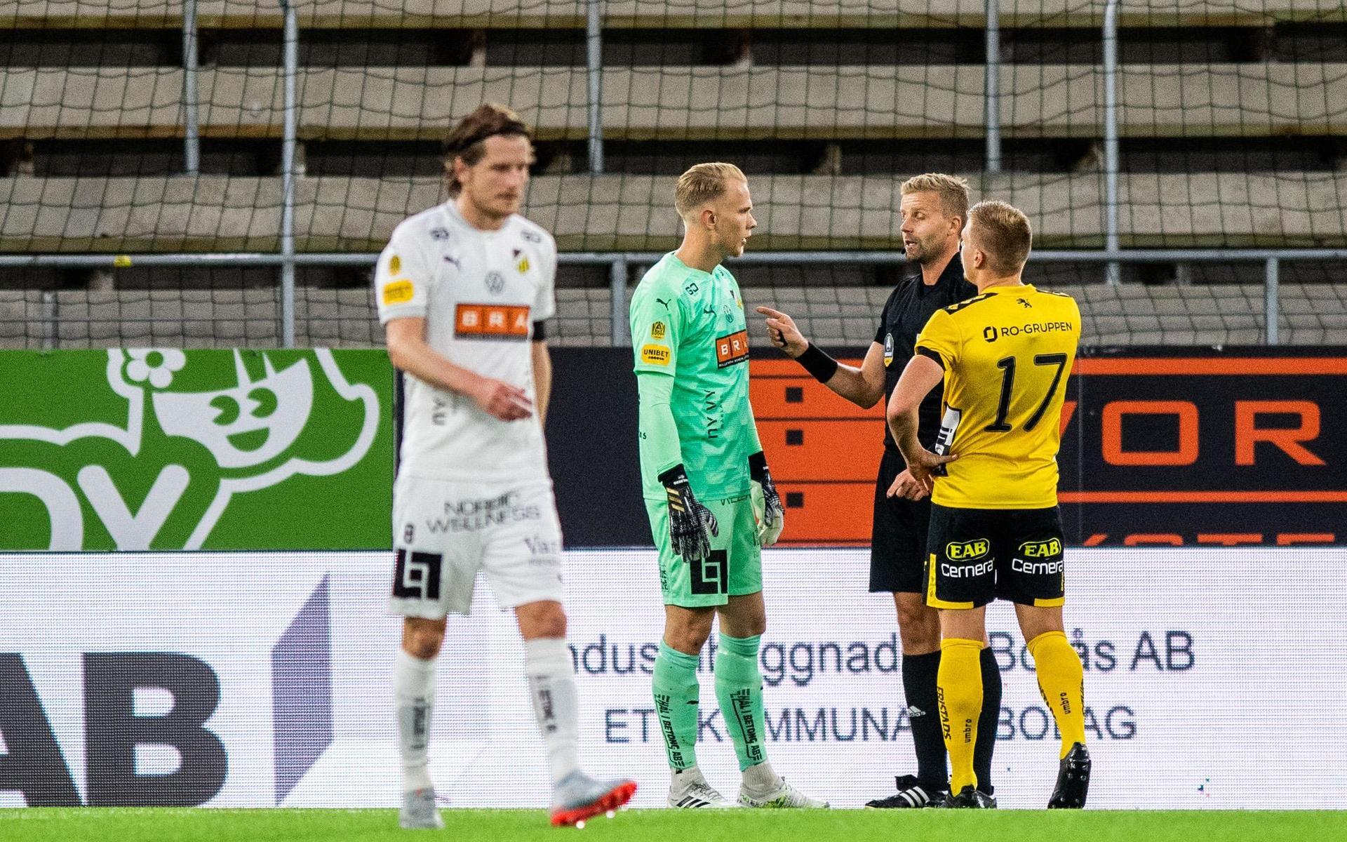 Häckens målvakt Pontus Dahlberg och Elfsborgs Per Frick diskuterar med Domare Glenn Nyberg under fotbollsmatchen i Allsvenskan mellan Elfsborg och Häcken.