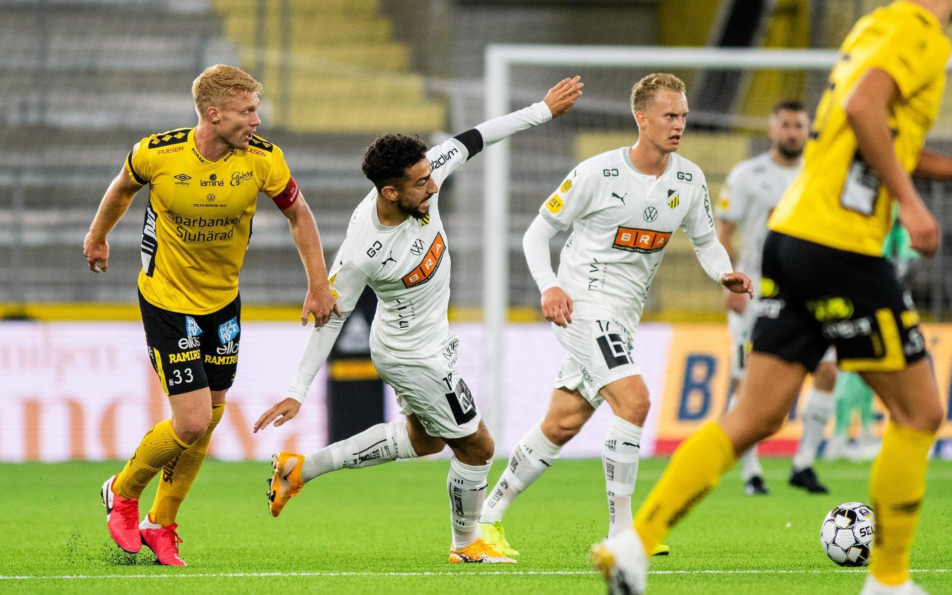 Elfsborgs Sivert Heltne Nilsen och Häckens Daleho Irandust under fotbollsmatchen i Allsvenskan mellan Elfsborg och Häcken.