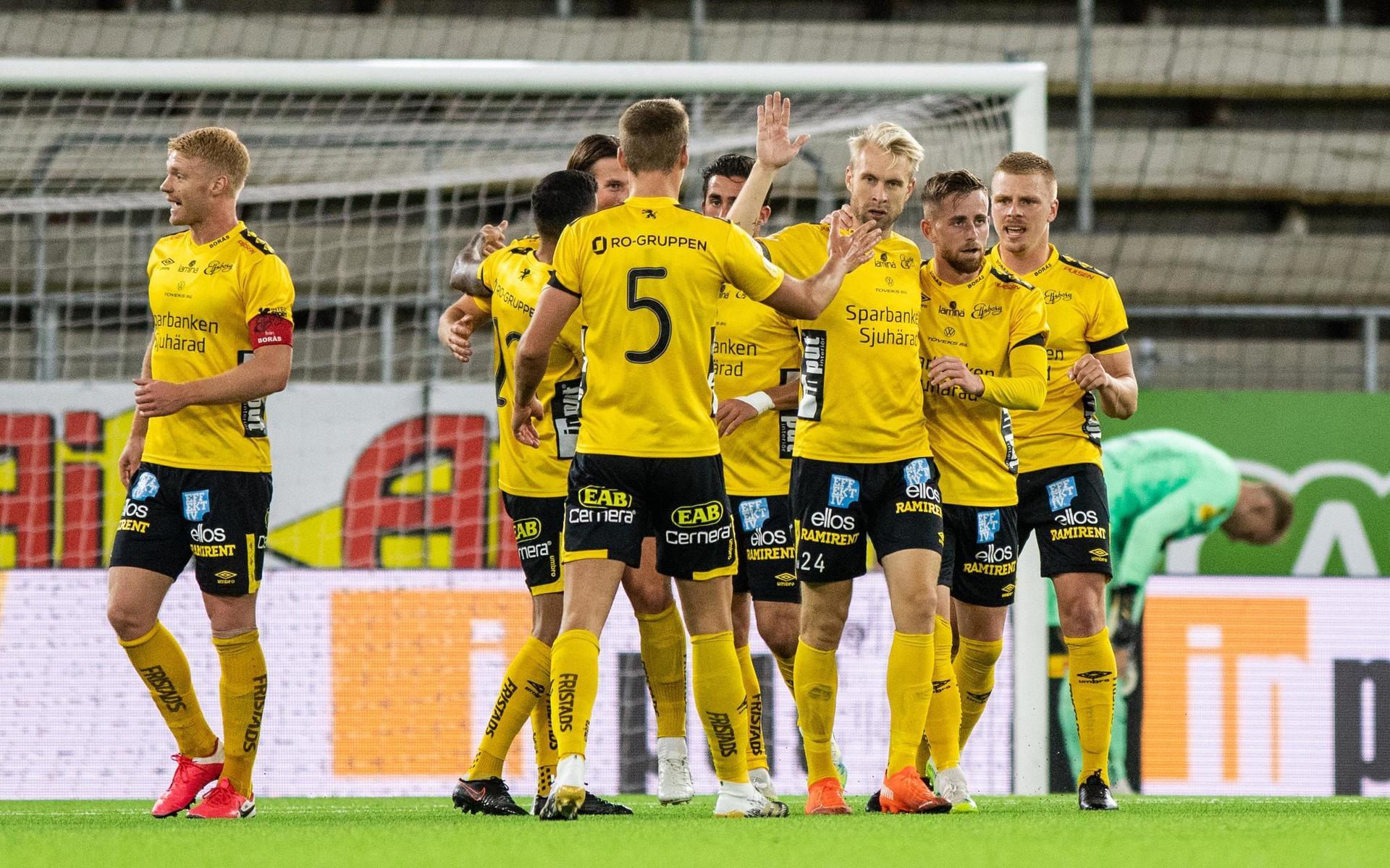 Elfsborgs Johan Larsson jublar med lagkamrater efter 1-0 under fotbollsmatchen i Allsvenskan mellan Elfsborg och Häcken.