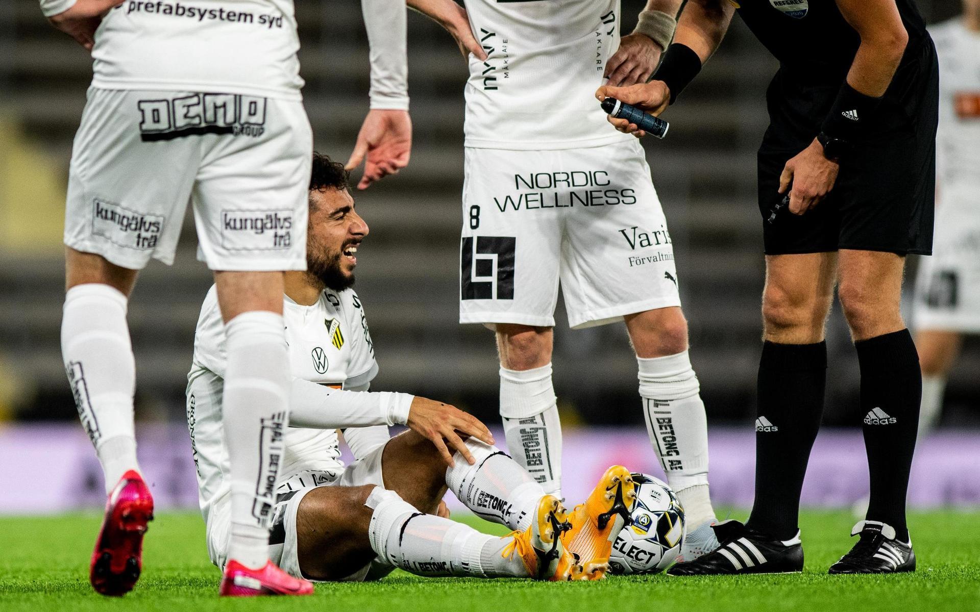 Häckens Daleho Irandust har ont under fotbollsmatchen i Allsvenskan mellan Elfsborg och Häcken.