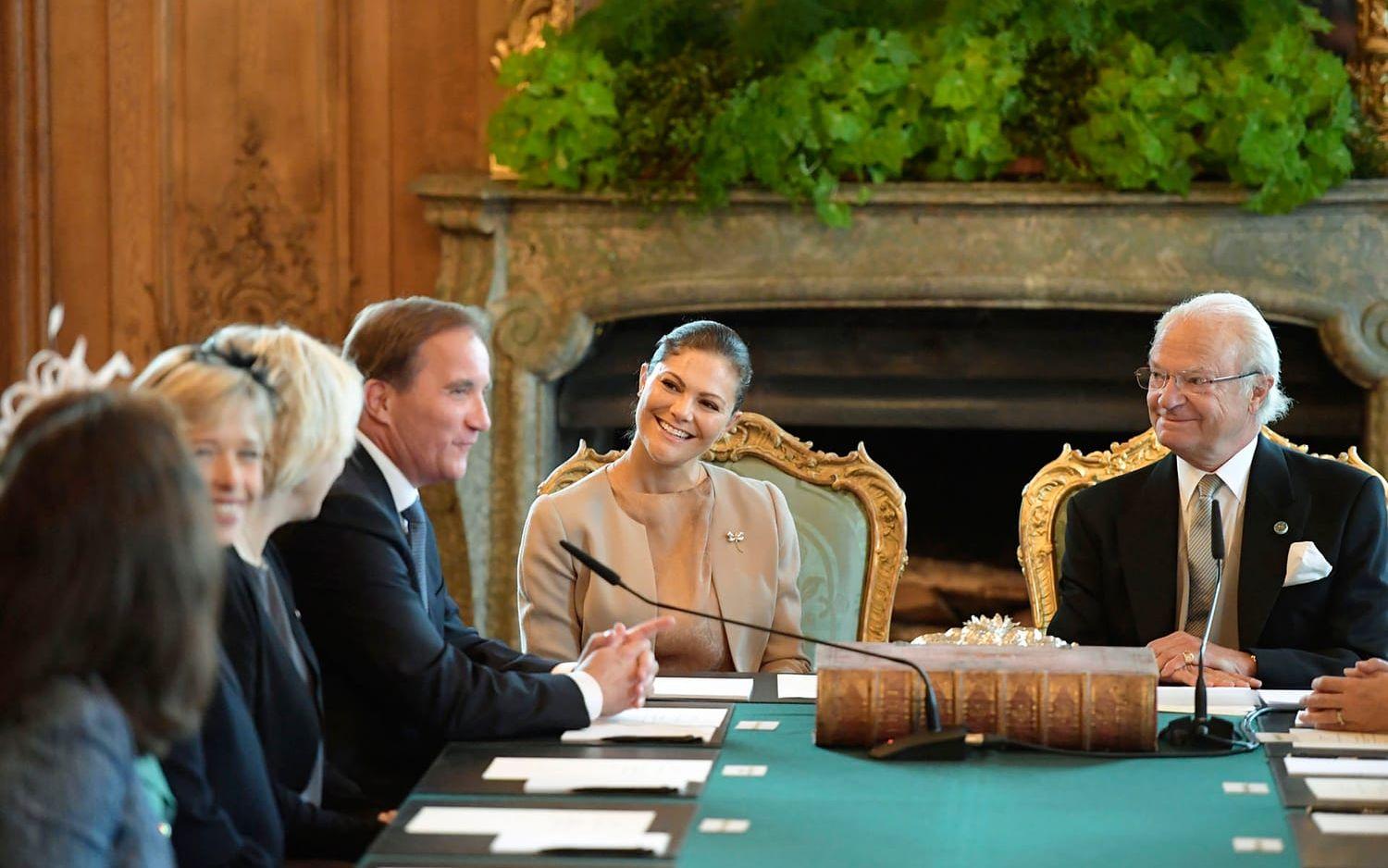 Statsminister Stefan Löfven, kronprinsessan Victoria och kung Carl Gustaf under konseljen på Stockholms slott. FOTO: TT
