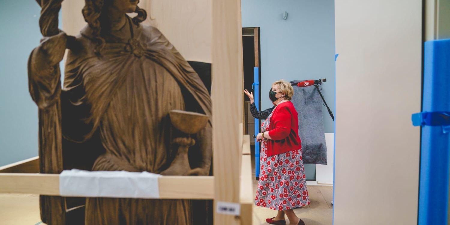 Statsminister Erna Solberg fick nyligen en visning i det nya Nasjonalmuseet av museichefen Karin Hindsbo. Arkivbild.