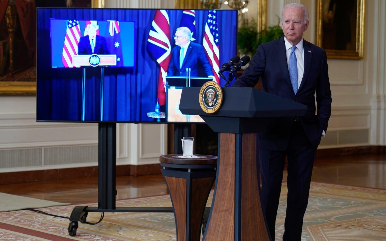 USA:s president Joe Biden, Australiens premiärminister Scott Morrison på skärm i mitten och Storbritanniens premiärminister Boris Johnson till vänster, håller en gemensam presskonferens om bildandet av en ny säkerhetspakt.