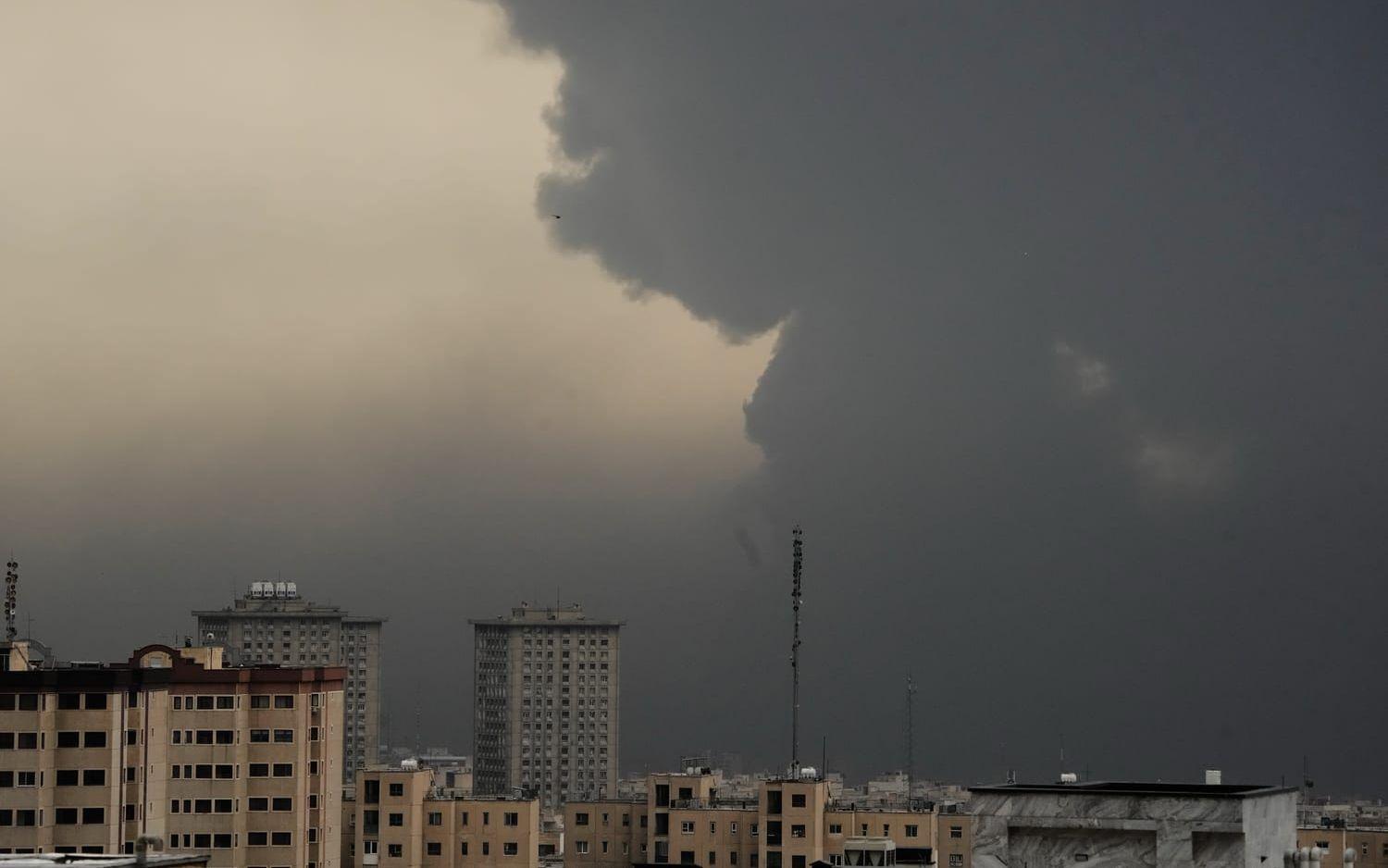 Tjock rök bolmar upp från de oljeanläggningar som attackerades under natten mot söndagen.