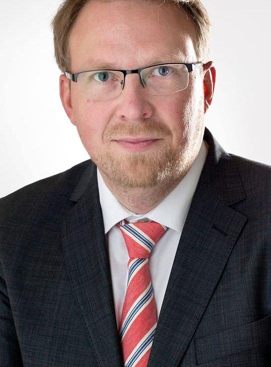 
    <strong>Henrik Sundström </strong>(M)
    <br> ledamot i region- utvecklingsnämnden, Västra Götalandsregionen
   </br>