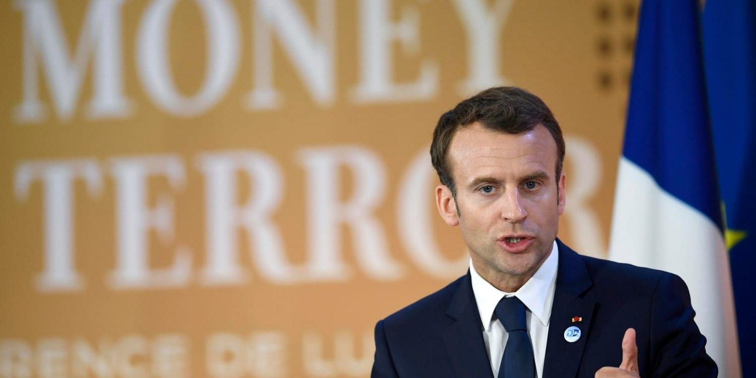Frankrikes president Emmanuel Macron pratar terrorfinansiering vid en konferens i april i år.