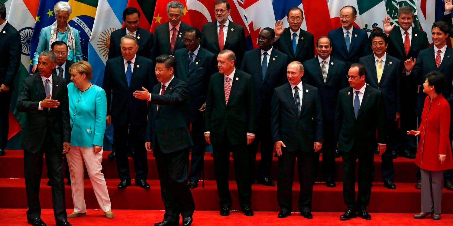 Barack Obama, ute till vänster, och Vladimir Putin, trea från höger i främre raden, och Recep Tayyip Erdogan till vänster om Putin vid ledarnas gruppfotografering på G20-mötet i söndags.