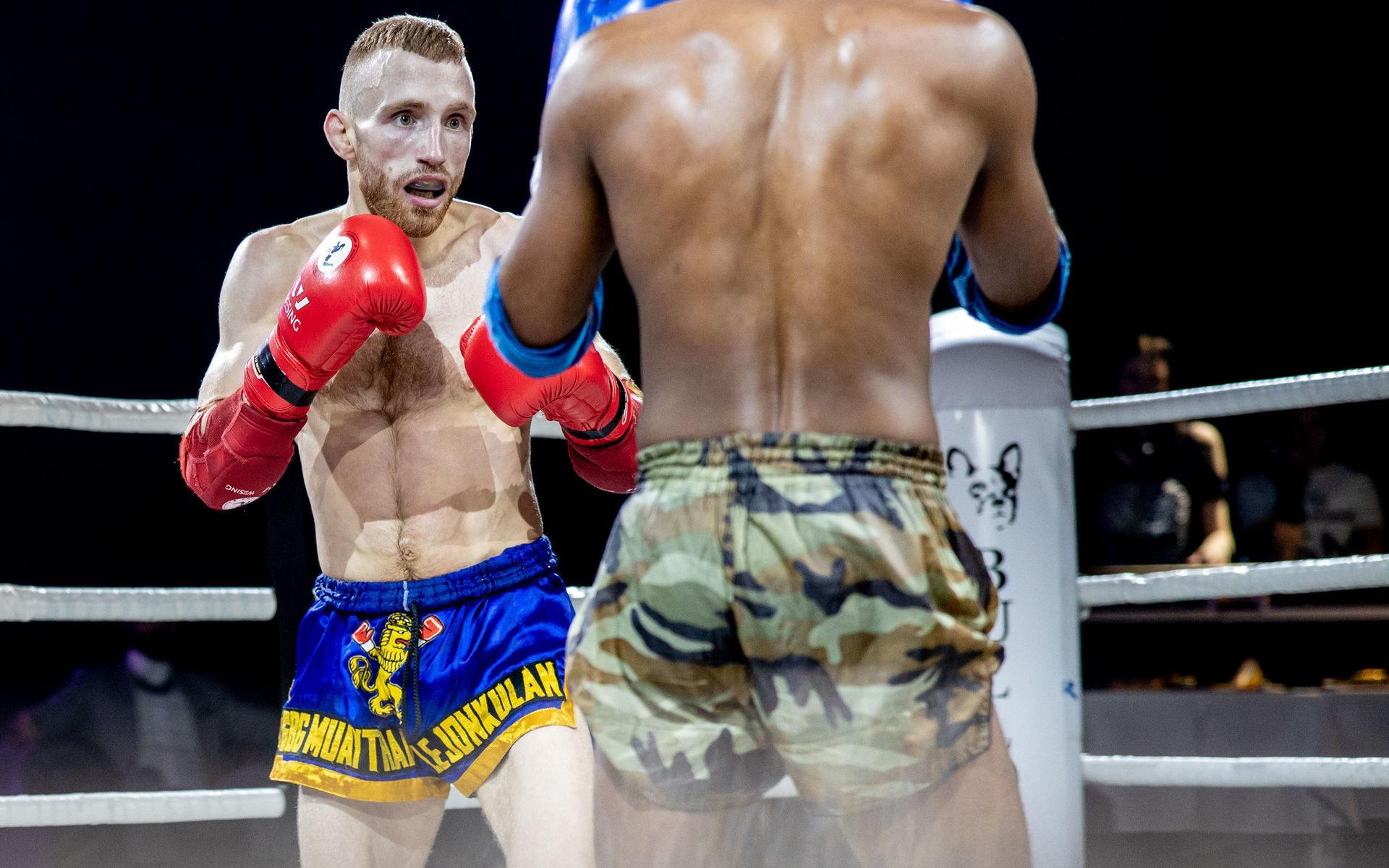 Tidigare var det full satsning på MMA som gällde – nu är det istället thaiboxning som gäller.