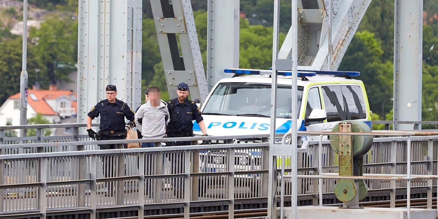En person grips av polisen på Lidingöbron efter mordet några minuter tidigare på Lidingö. 