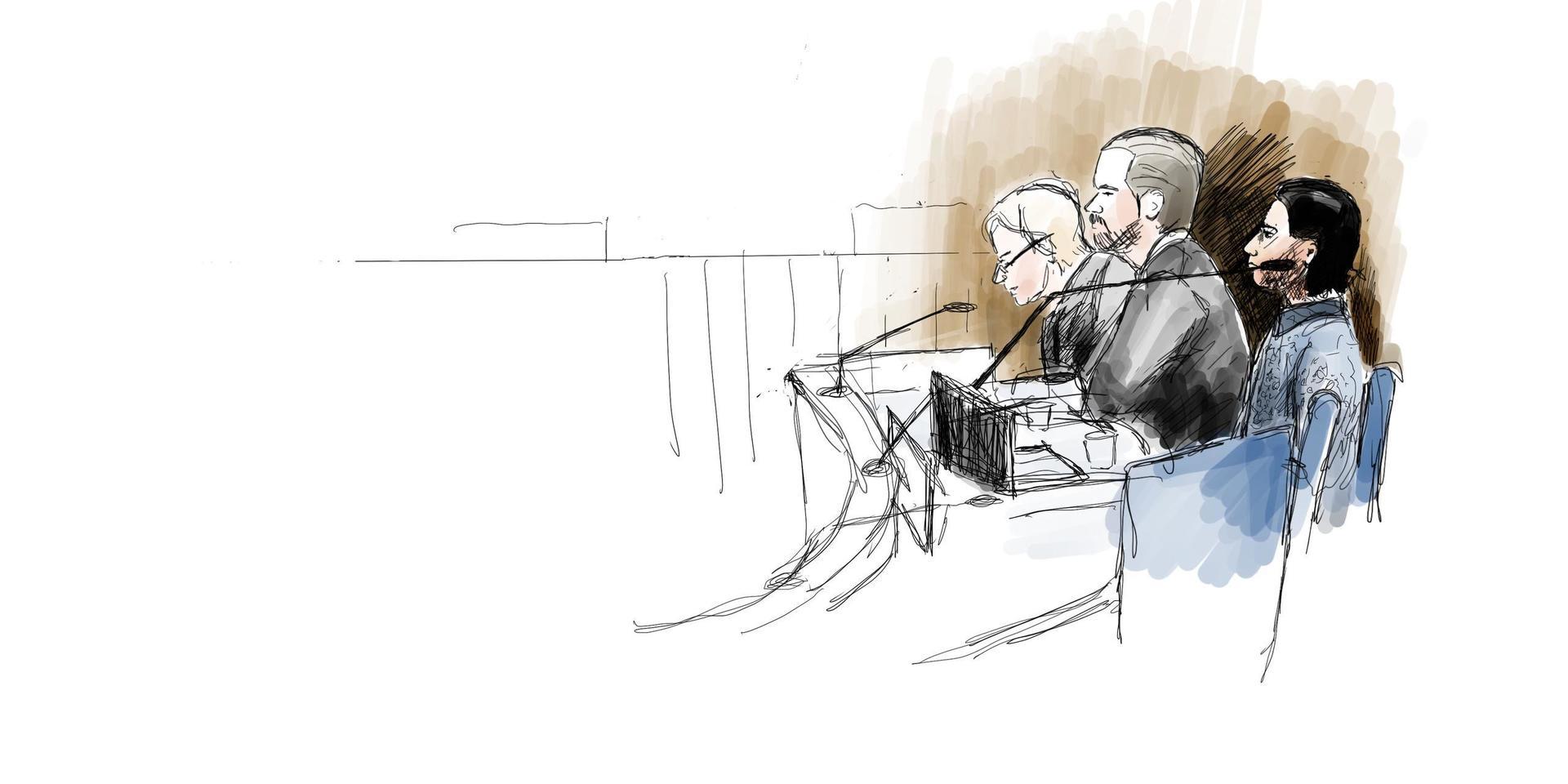 Den åtalade 23-åringen, längst till höger, på en teckning från rättegången i Uddevalla tingsrätt. Intill mannen ses hans advokater Beatrice Rämsell och Peter Olsson. 