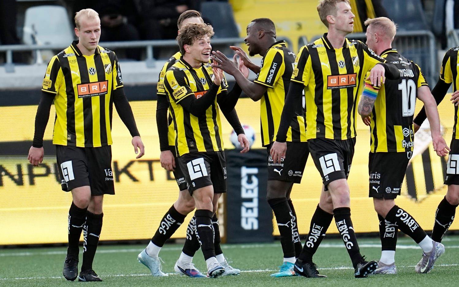 Gustav Lindgren tackar Brice Wembangomo för passningen till 2–0-målet mot Sirius.