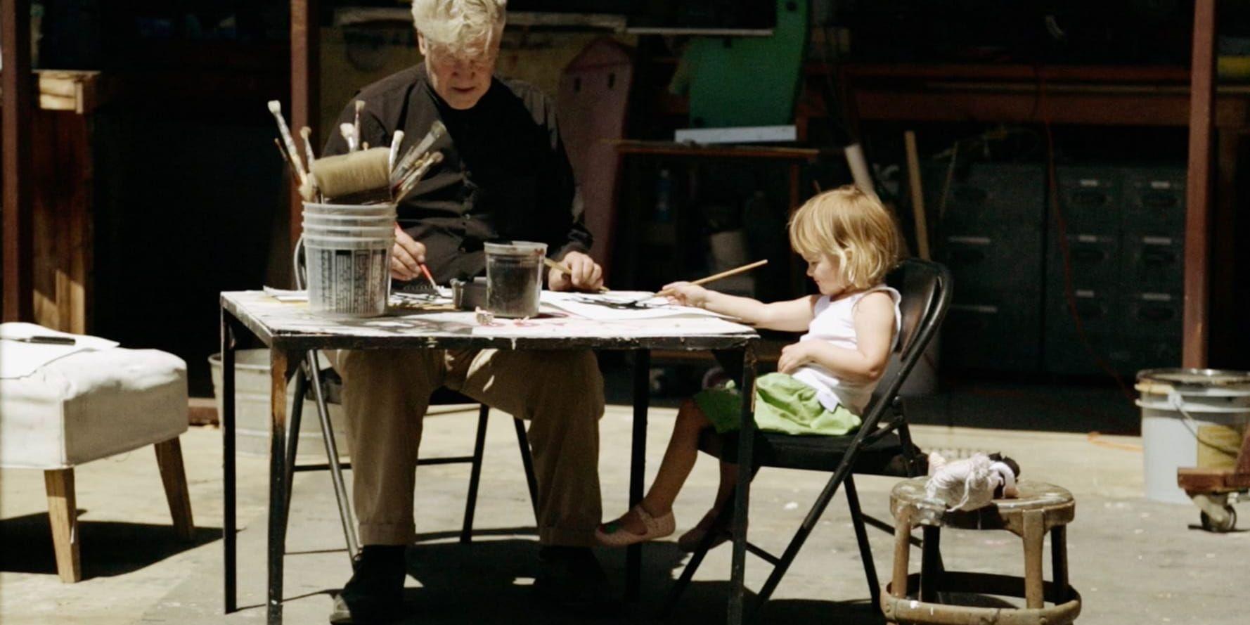 Dokumentären om Lynch handlar om konst. Här: Lynch och hans dotter Linda målar tillsammans. Bild: Njutafilms