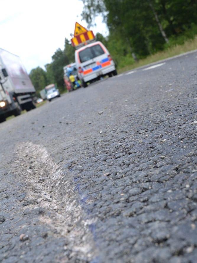 I asfalten finns djupa spår efter olyckan. Foto: Linus Valberg