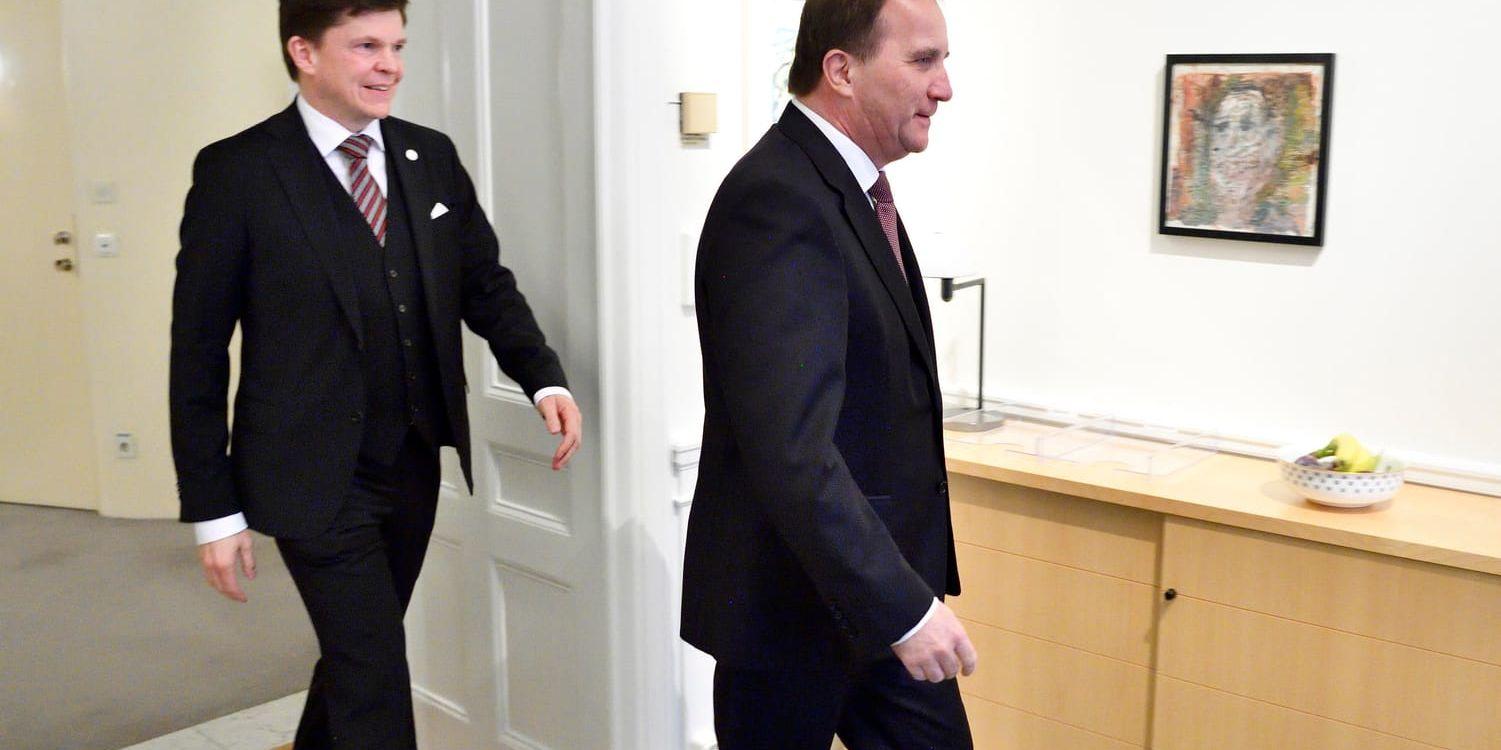 Talmannen Andreas Norlén och Stefan Löfven vid deras möte i riksdagen.