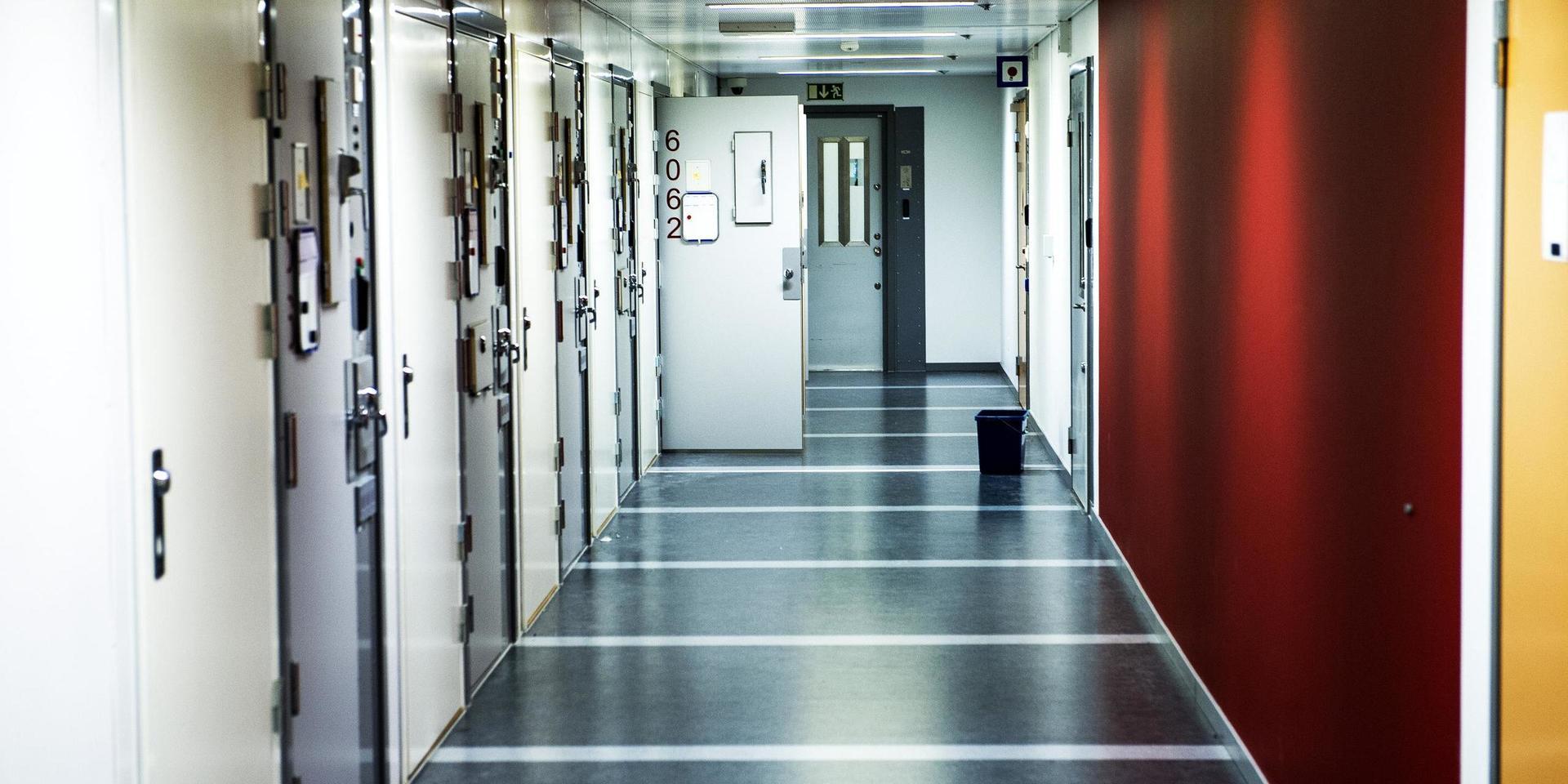 I anmälan beskrivs hur intagna bland annat kommunicerar via avloppsrör och varnar varandra när personal närmar sig i korridoren.