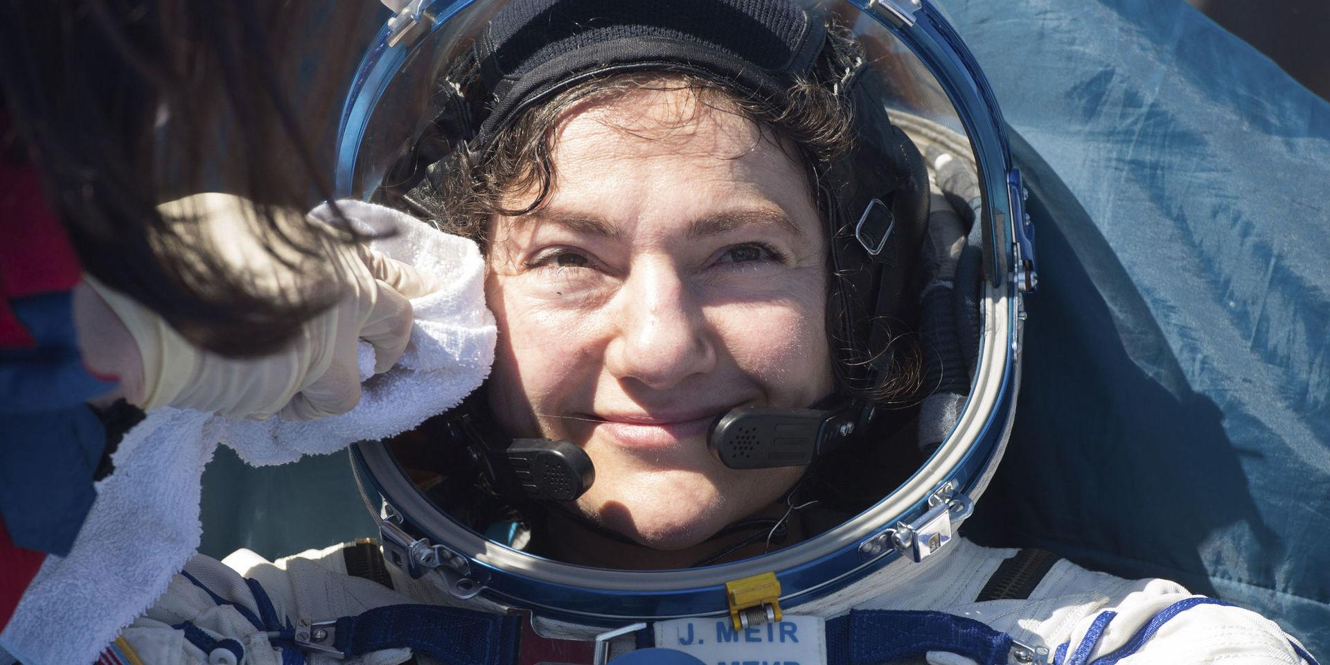 Jessica Meir undersöks av läkare på plats efter att ha landat i Kazakstan, efter över 200 dygn i rymden. Astronauterna möttes av fint väder med klar himmel och 16 grader i luften.
