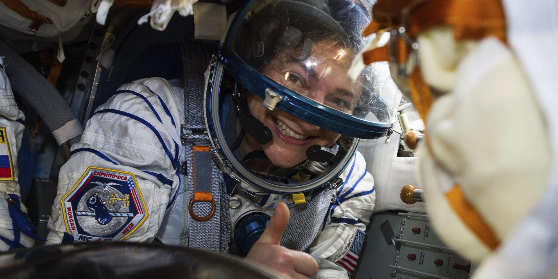 Jessica Meris rymdresa pågick i 205 dygn, och är den sjätte längsta i Nasas historia. Här strax efter landning på fredagen.