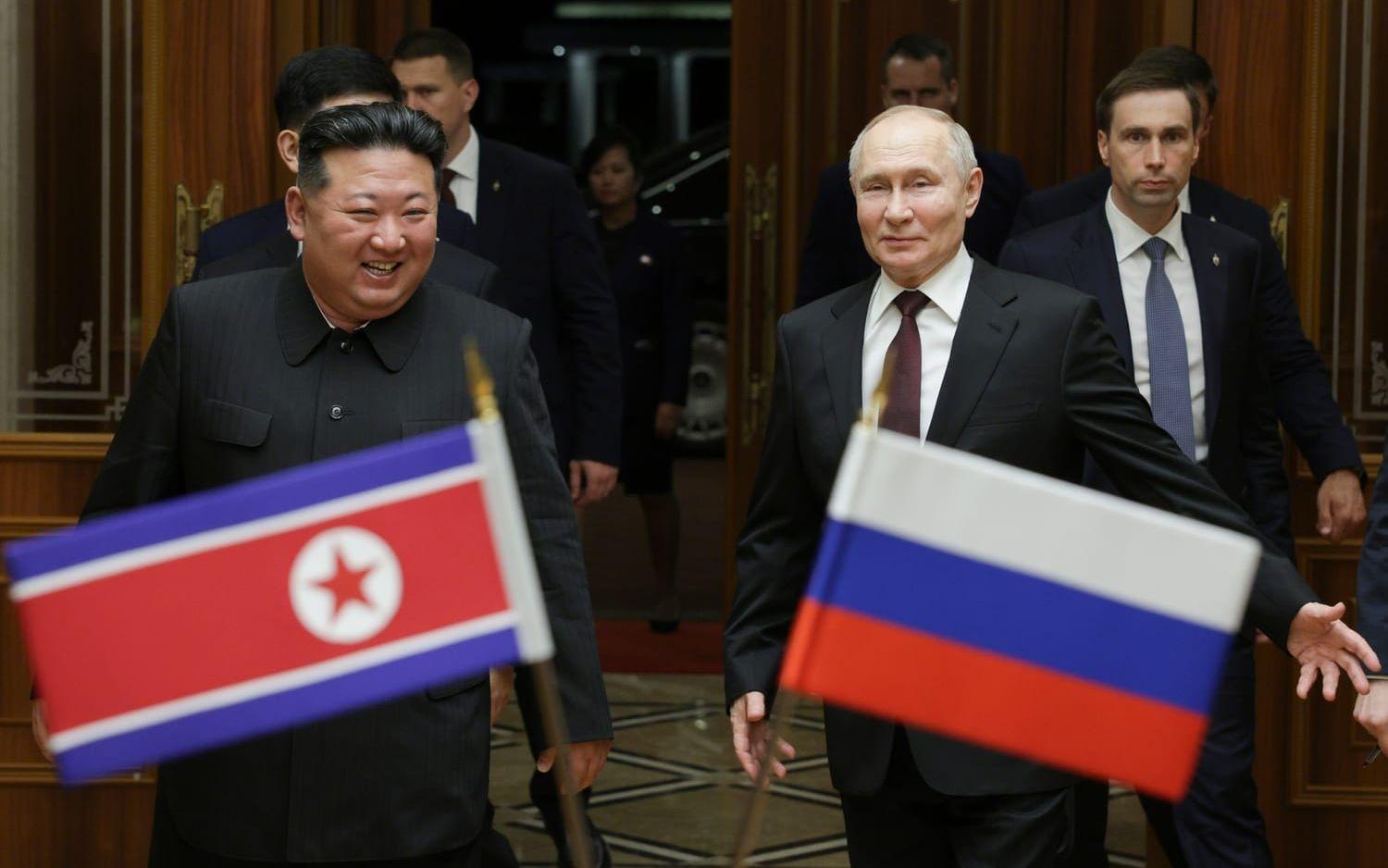 Nordkoreas ledare Kim Jong-Un och Rysslands president Vladimir Putin under ett möte utanför Pyongyang, Nordkorea i juni.