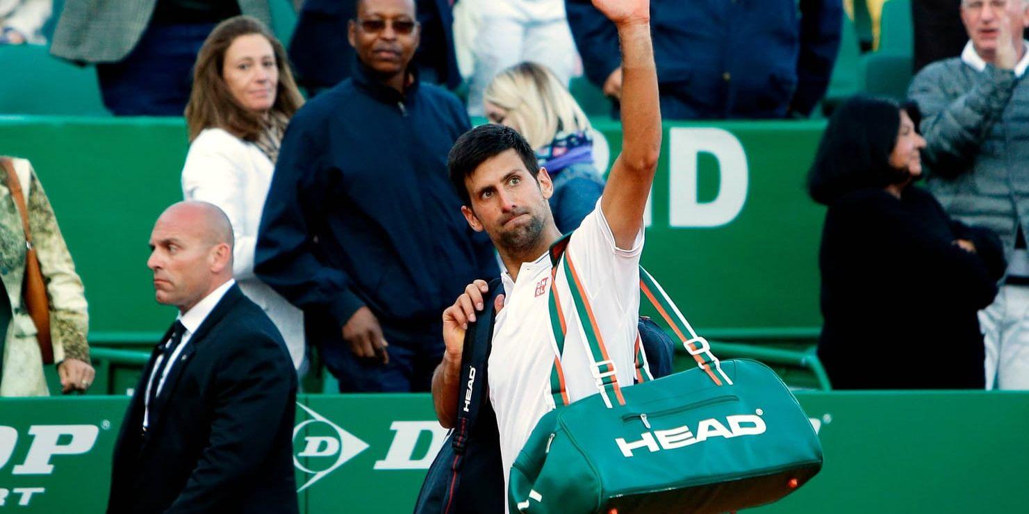 Novak Djokovic säger hej då till publiken i Monte Carlo efter förlusten mot David Goffin.