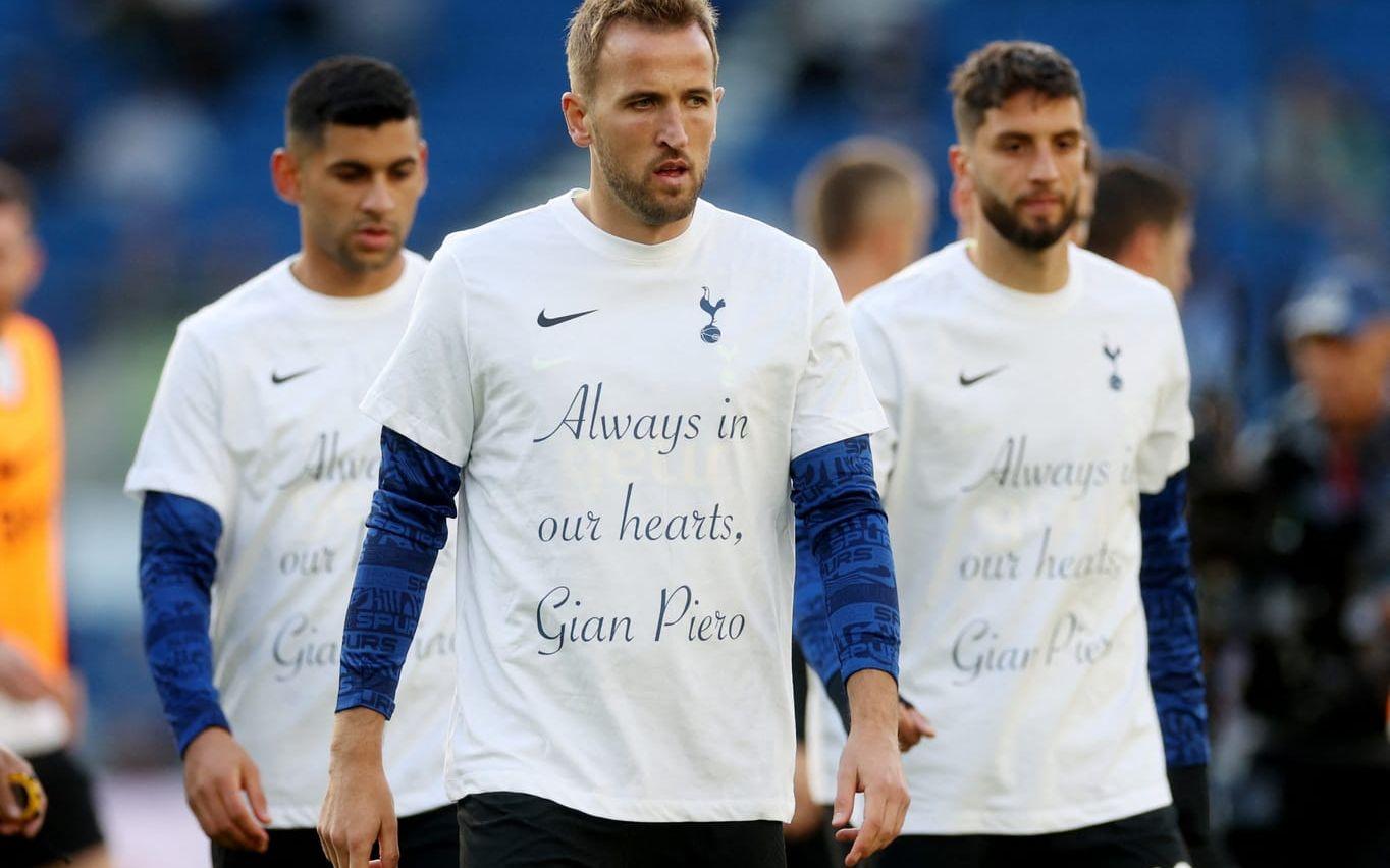 Tottenhams fystränare gick bort i dagarna. I samband med lagets match på lördagen hyllades.