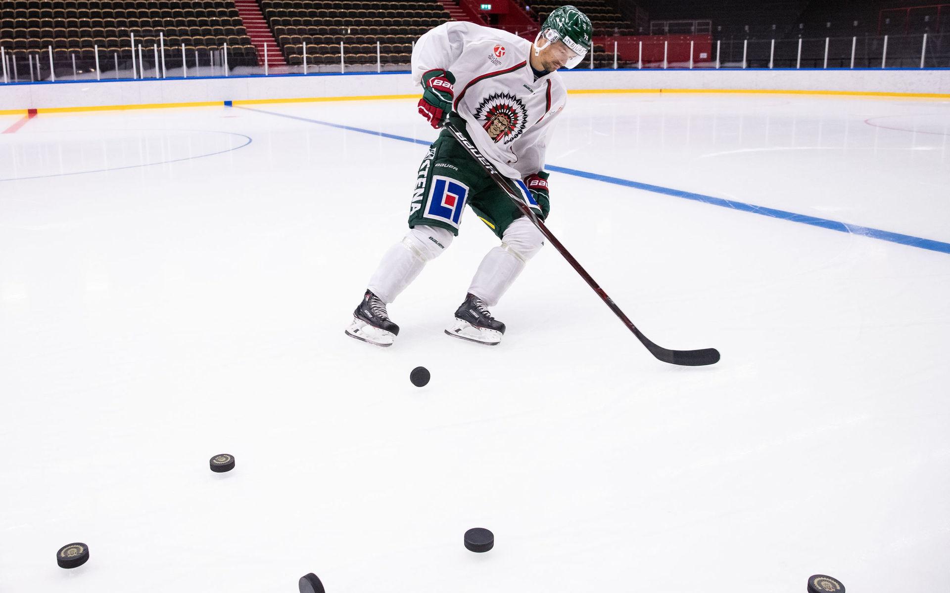 Patrik Carlsson var först ut på isen när jakten på nästa guld inleddes. 