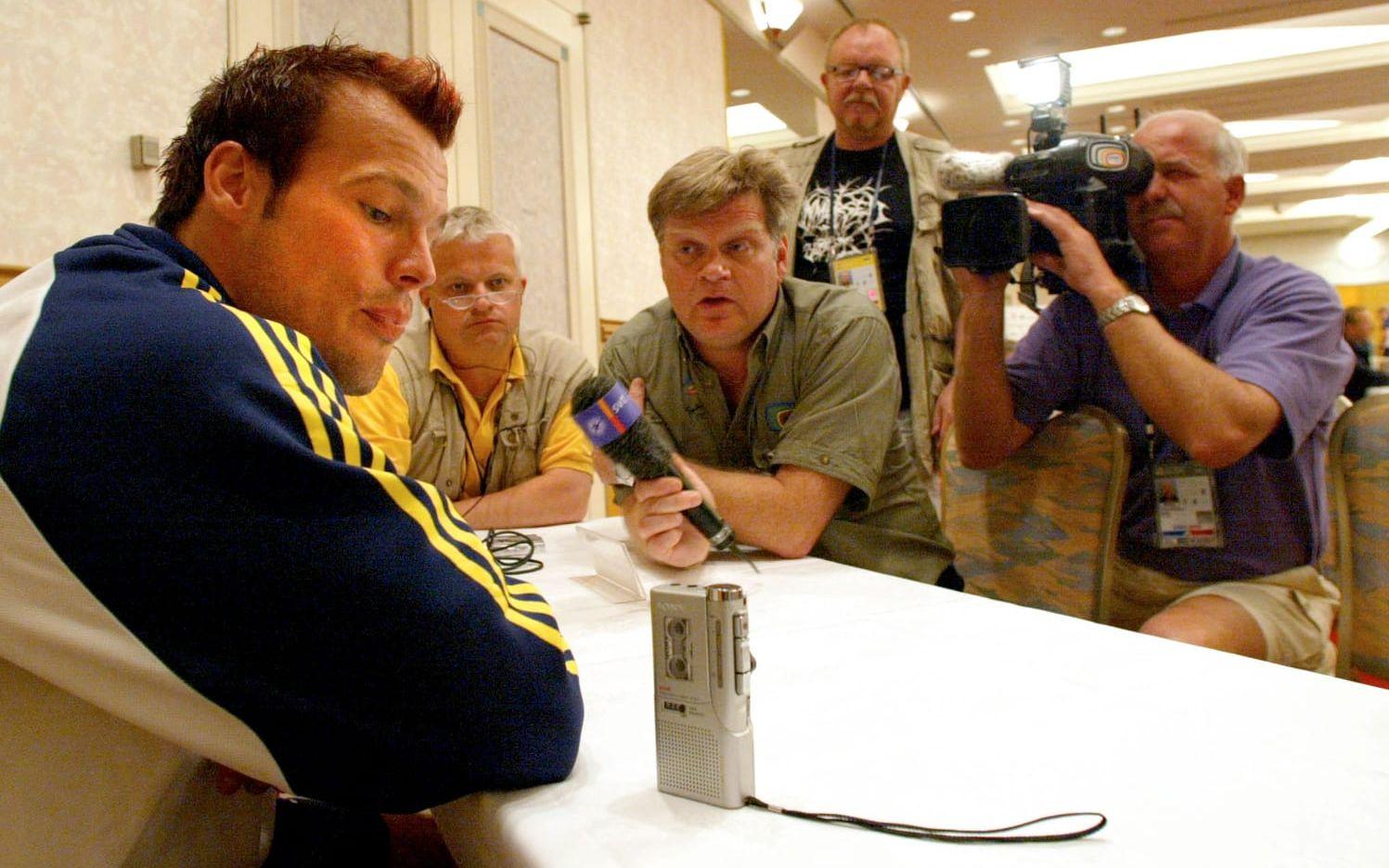 Fredrik Ljungberg intervjuas av Pelle Nyström i samband med fotbolls-VM 2002.
