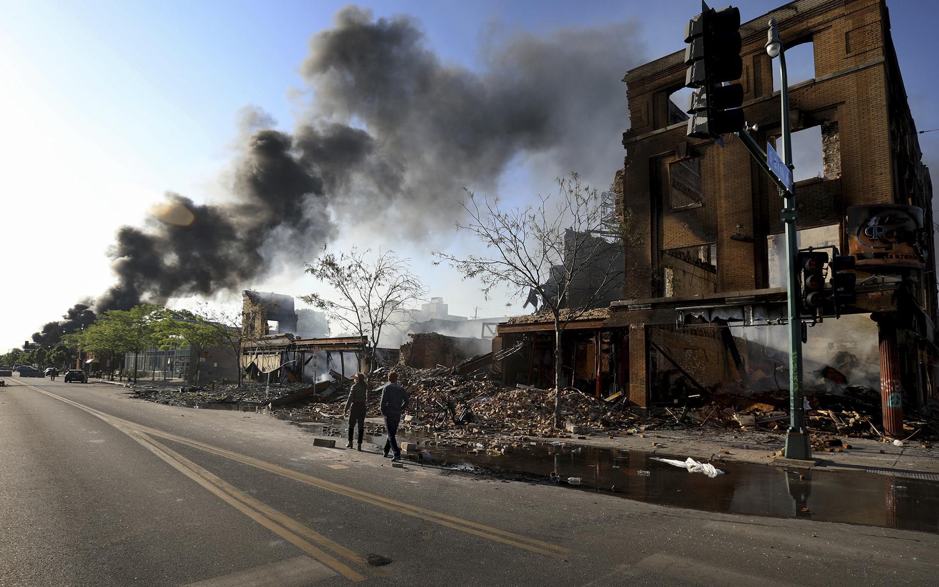 Protesterna har resulterat i nedbrända byggnader i Minneapolis. 