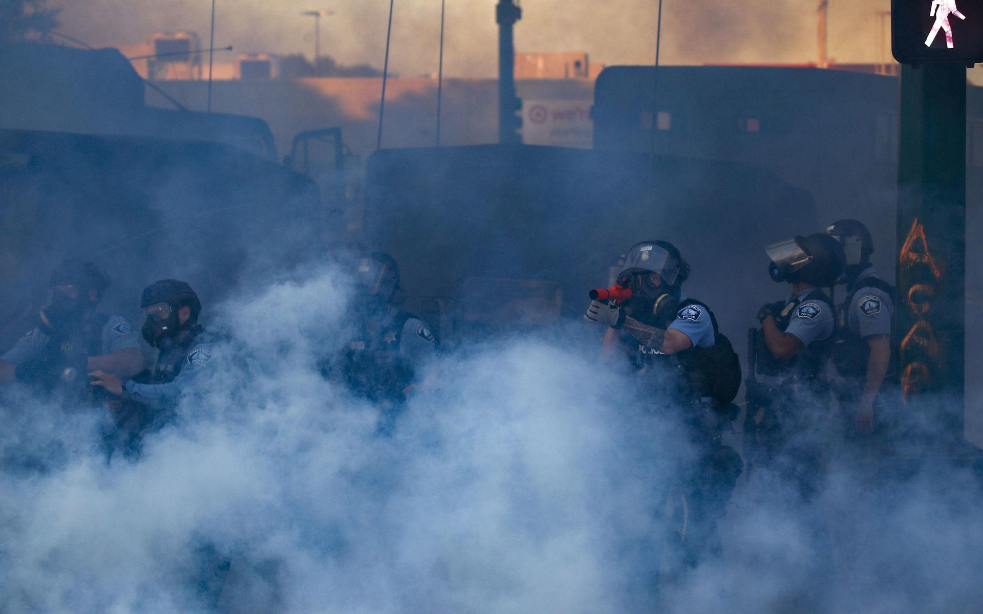 Tårgas, laser och gummikulor har använts av polisen för att mota bort demonstranter. 