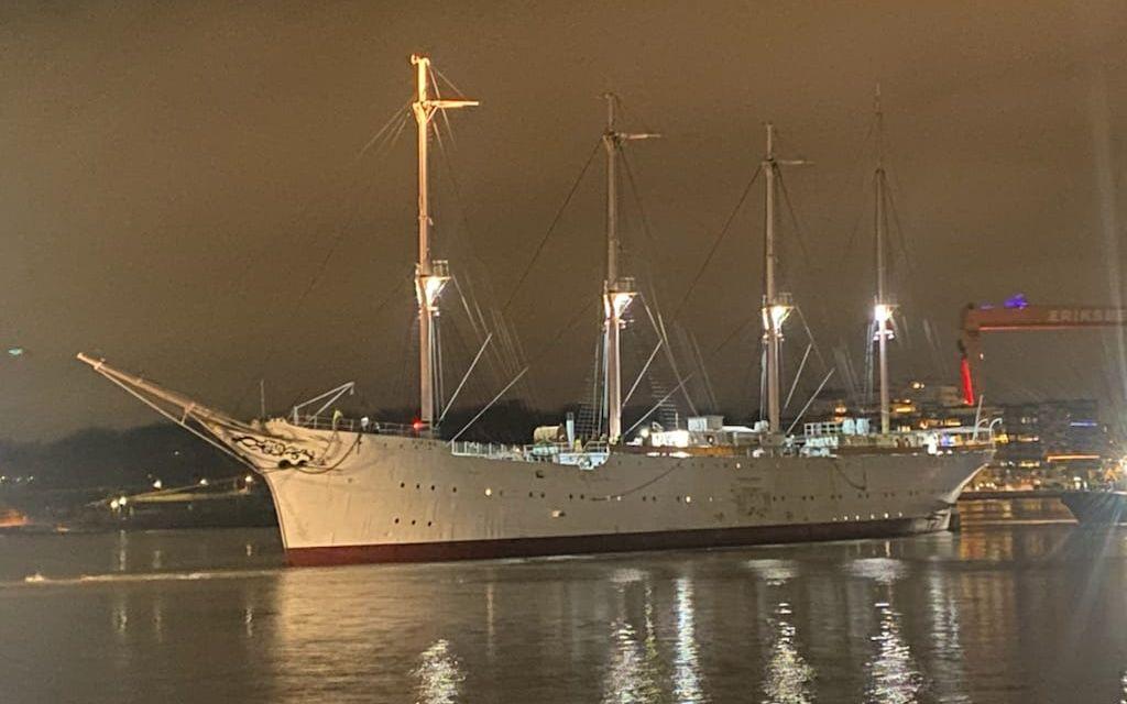 Strax efter midnatt kastade Barken Viking loss från sin tilfälliga plats vid Frihamnen och påbörjade sin färd till Falkenberg. Det är första gången på 70 år som fartyget lämnar Göteborg.