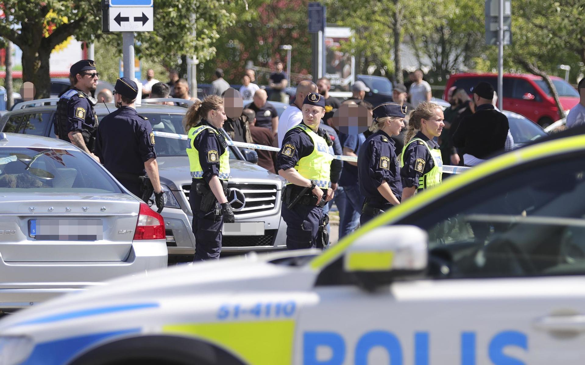 Flera personer har förts till sjukhus efter en skottlossning i Hjällbo, Göteborg.