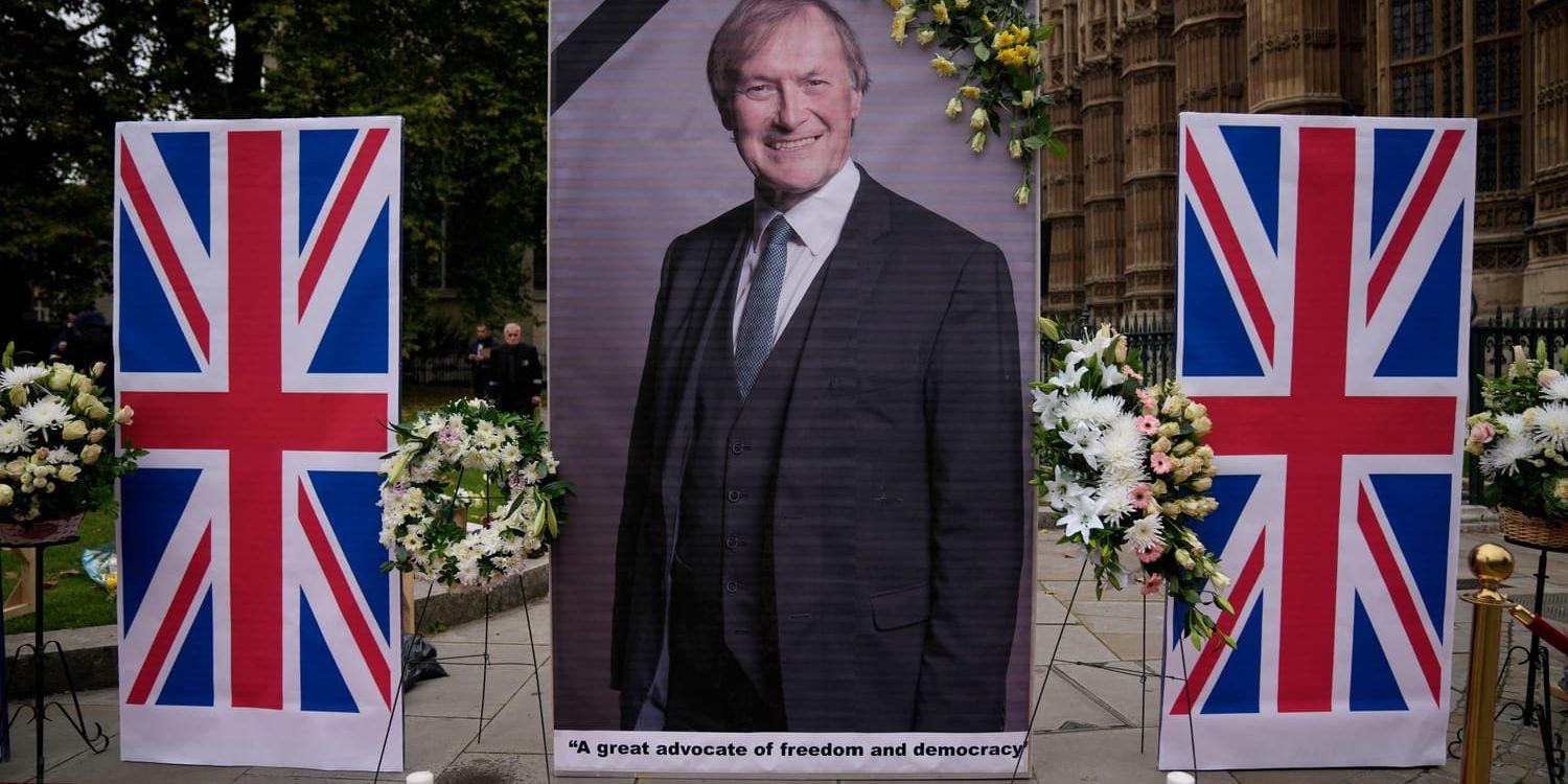 En minnesplats för den mördade politikern David Amess i London i fjol. Arkivbild.