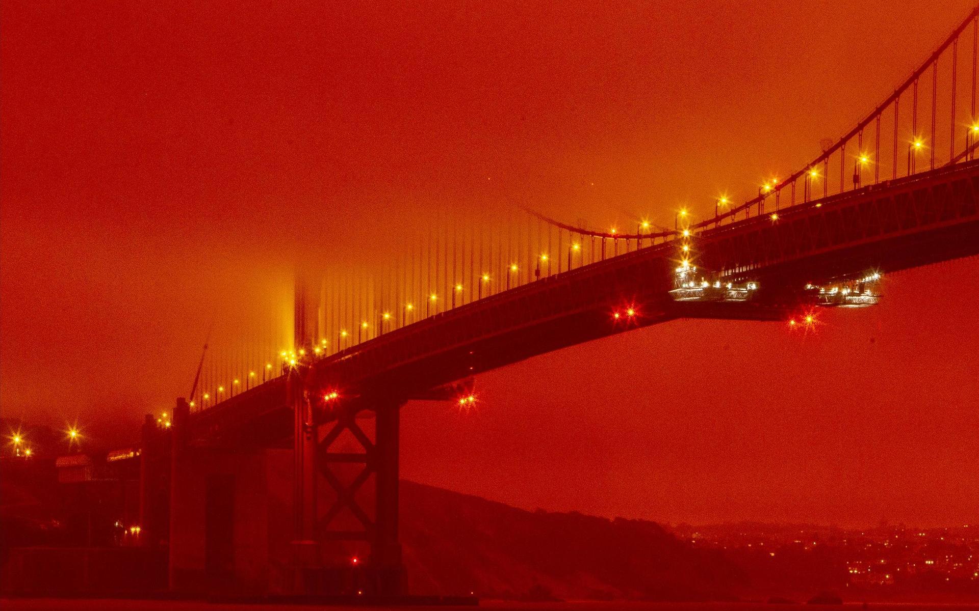 Golden Gate-bron i San Fracisco täcks av en orange dimma från de aggressiva bränderna. 