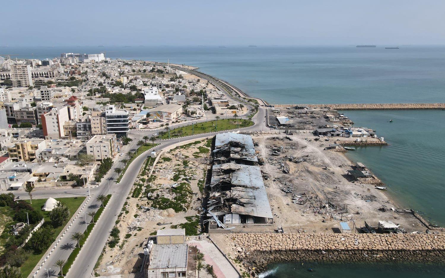 En hamn på ön Qeshm, där explosioner ska ha hörts. Arkivbild från april.