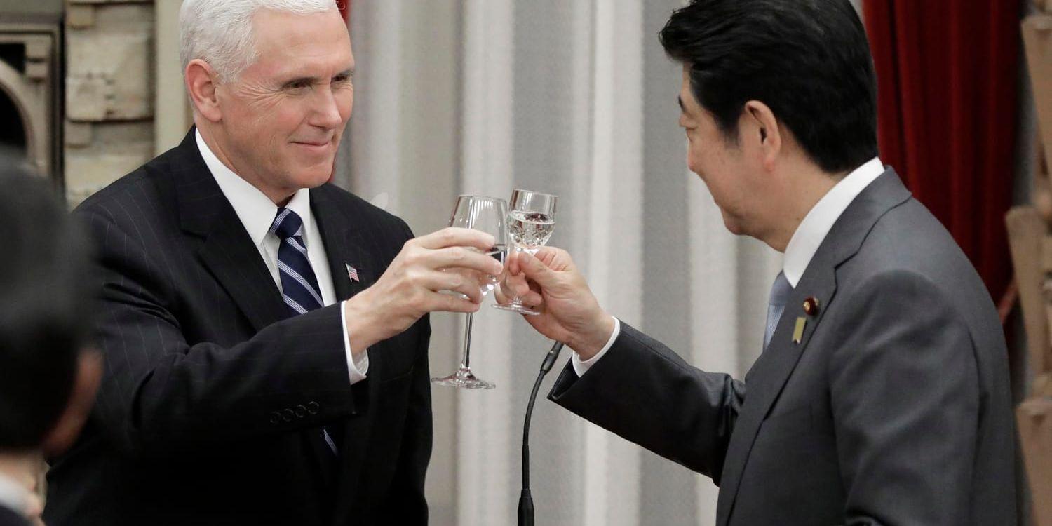 Under sin vistelse i Japan utlovade ISA:s vicepresident hårdare tag mot Nordkorea. Här syns han tillsammans med Japans premiärminister Shinzo Abe.