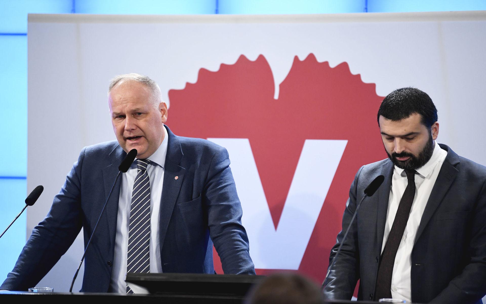 Det var för två veckor sedan som Vänsterpartiets ordförande Jonas Sjöstedt (V) och Ali Esbati (V) hotade ned att väcka misstroende mot arbetsmarknadsministern Eva Nordmark (S).