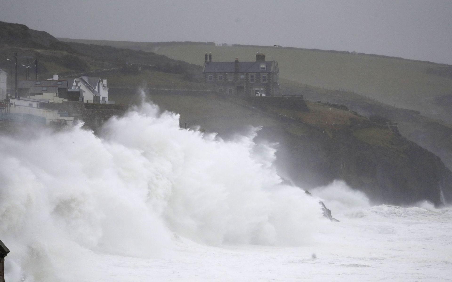 Kraftiga vågor slår in mot Porthleven i sydvästra England. 