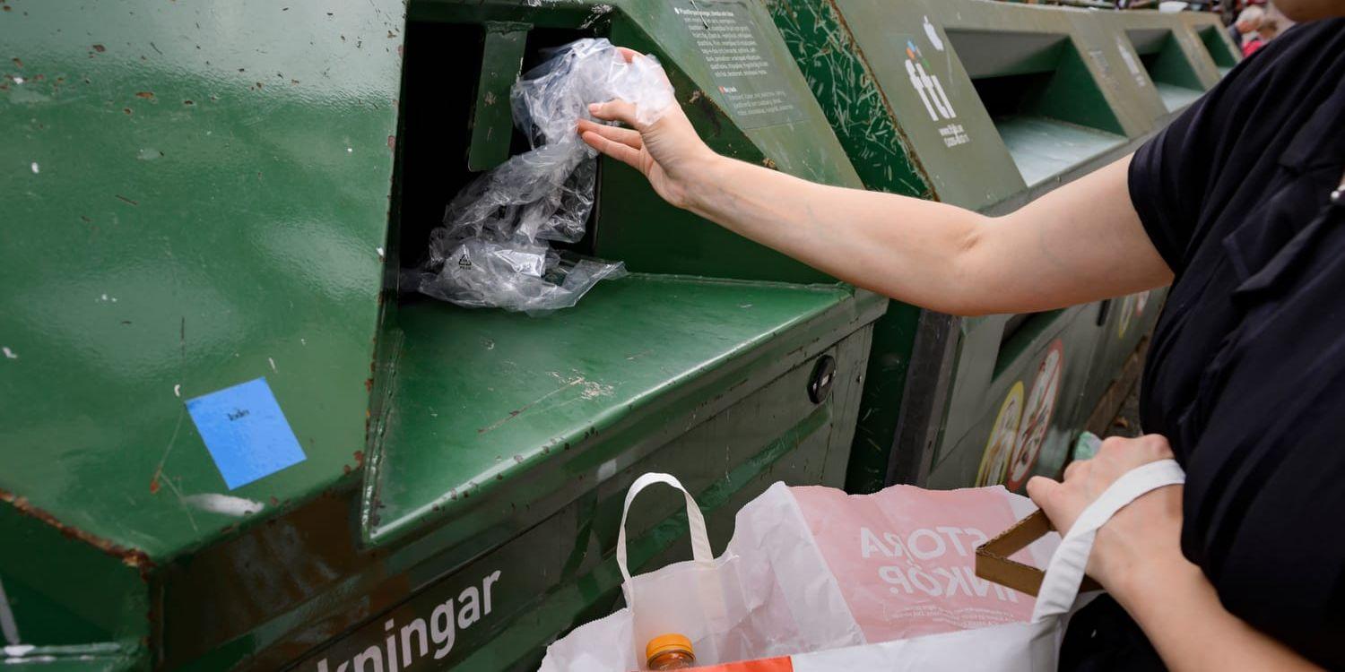 Såhär är de flesta av oss vana att källsortera förpackningar. Källsortering i hemmen är högre än på take away-förpackningar. Enligt FTI, Förpacknings- och tidningsinsamlingen, uppger hushållen att de källsorterar 71 procent av sina plast- och pappersförpackningarna (2020). Återvunnen plast kan bli nya föremål. Ett kilo materialåtervunnen plast minskar koldioxidutsläppet med två kilo, enligt FTI.