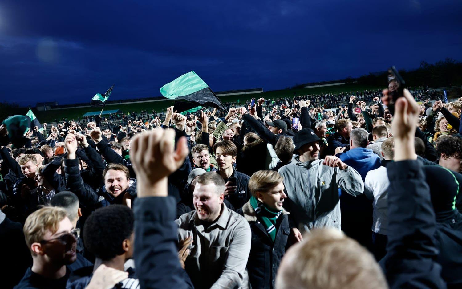 Gais-fansen stormade planen i Lund. 