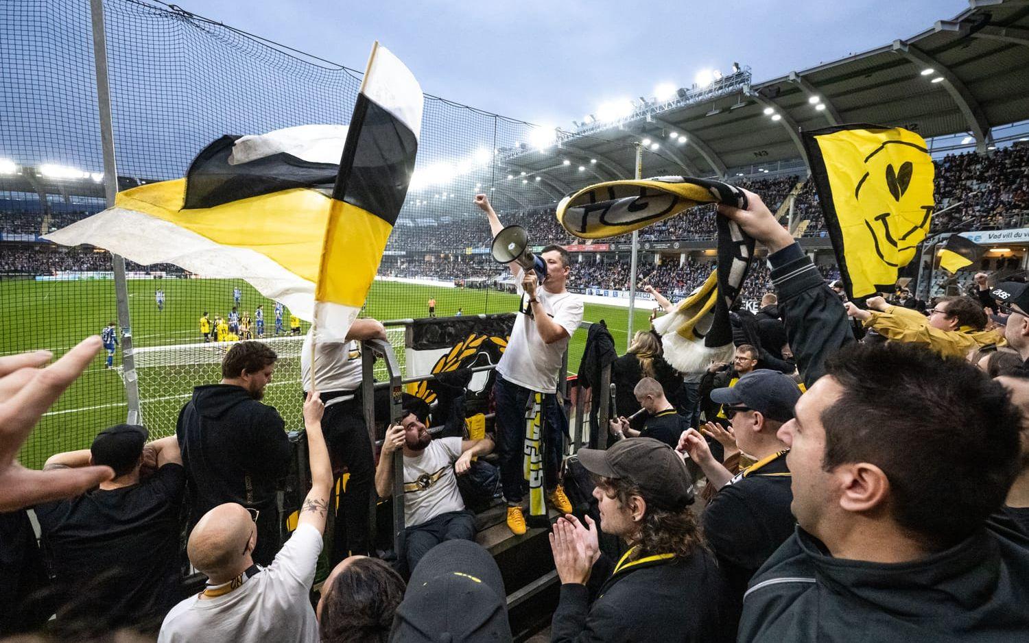 Häcken-fansen stannade kvar på läktaren när guldet säkrades på Gamla Ullevi. 