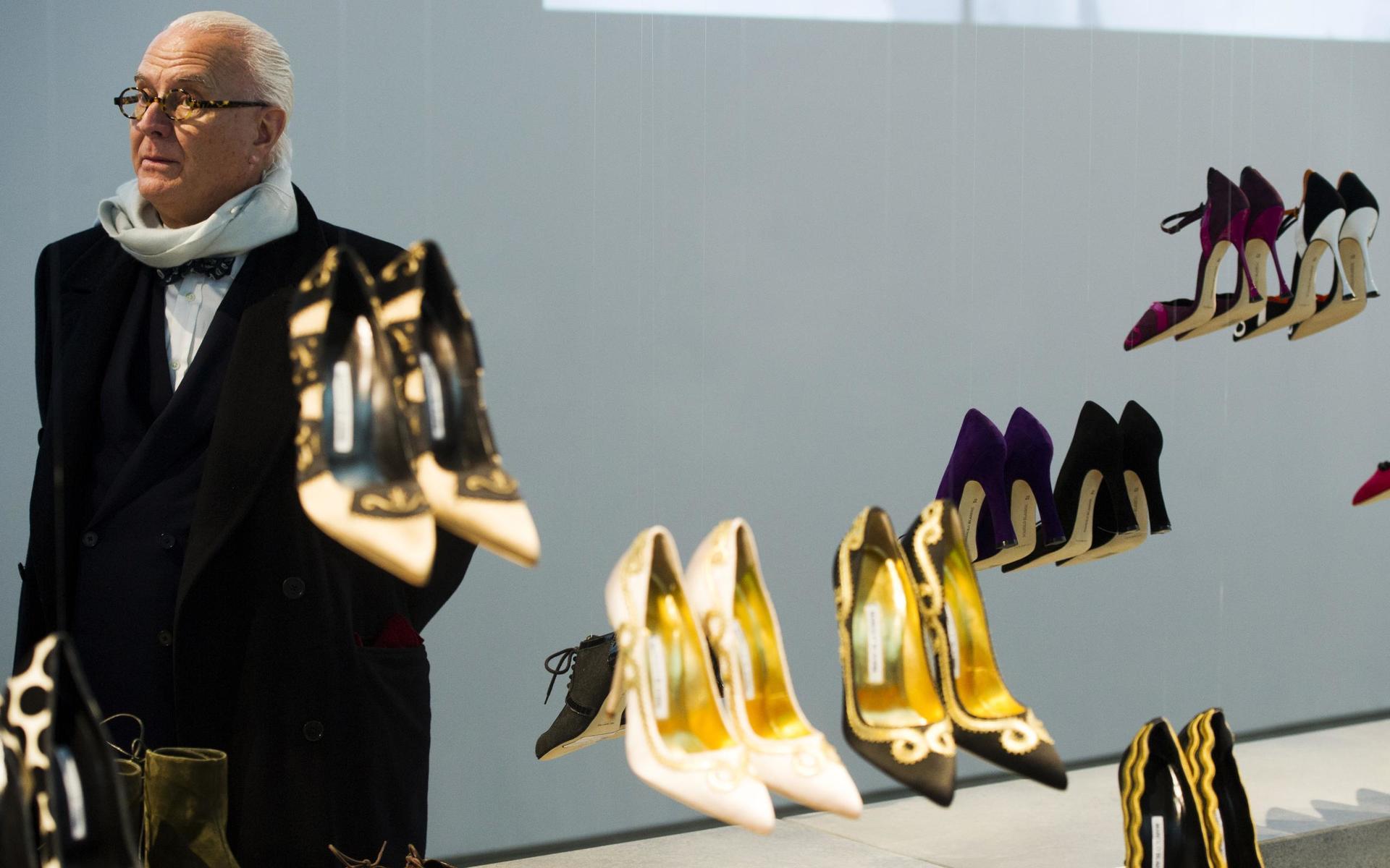 Designern Manolo Blahnik ser över sin skokollektion på modeveckan i New York 2014.