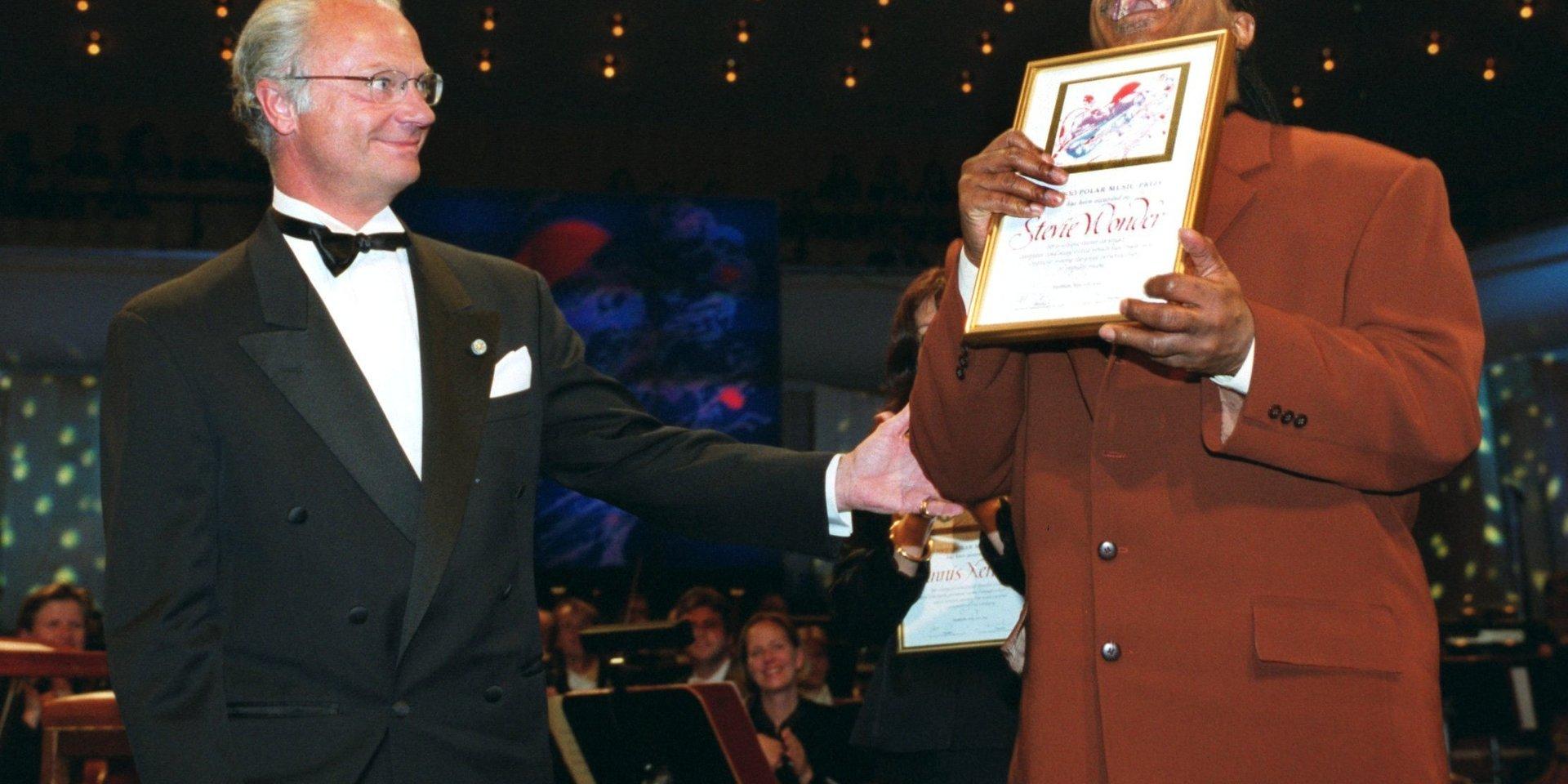 Kungen när han 1999 delade ut priset till Stevie Wonder. Arkivbild.