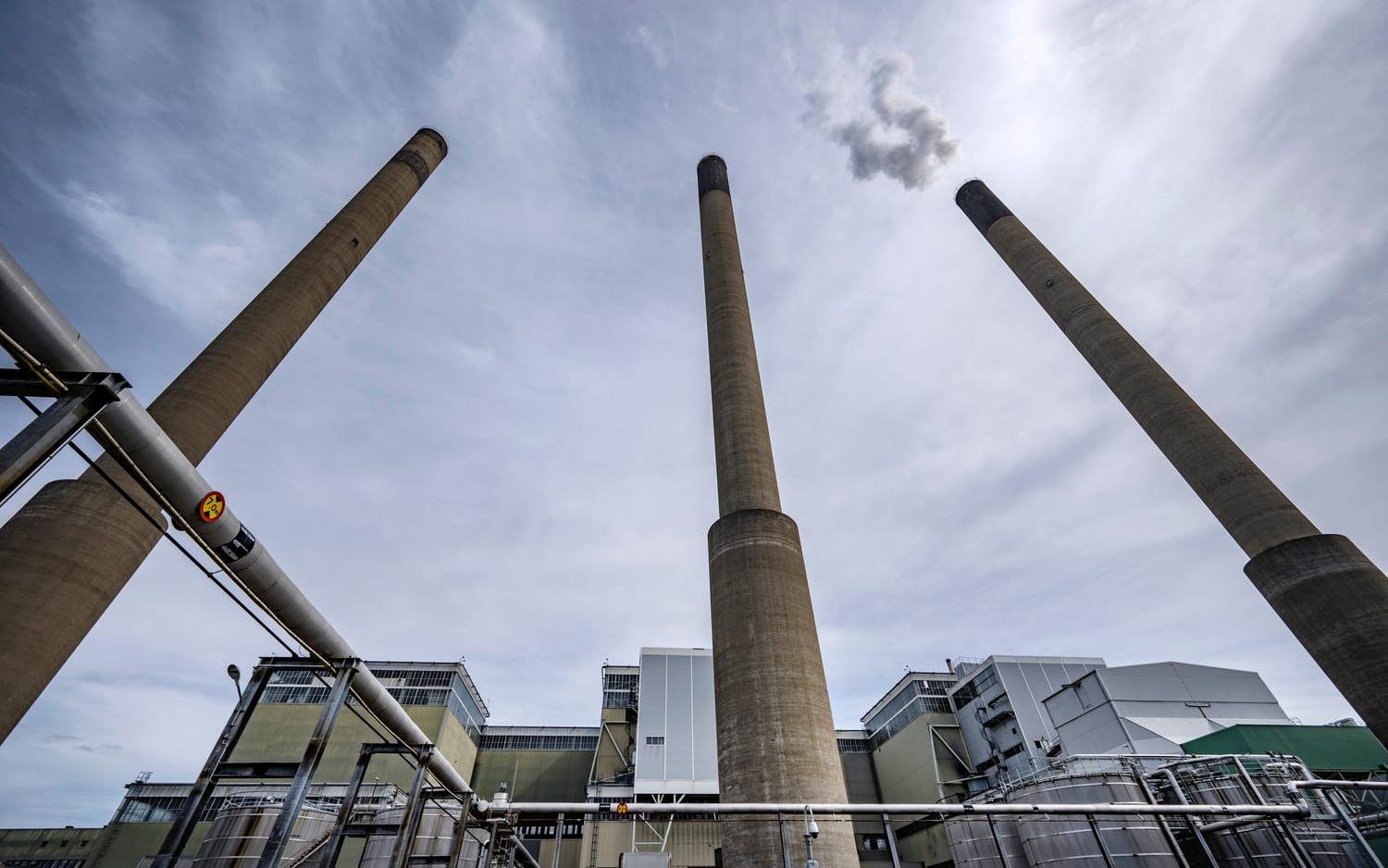 På Karlshamnsverket tillverkas elektricitet med hjälp av olja. Röken bolmar ur en av skorstenarna – det betyder att det här inne eldas upp till 70 000 liter tjock eldningsolja i timmen.