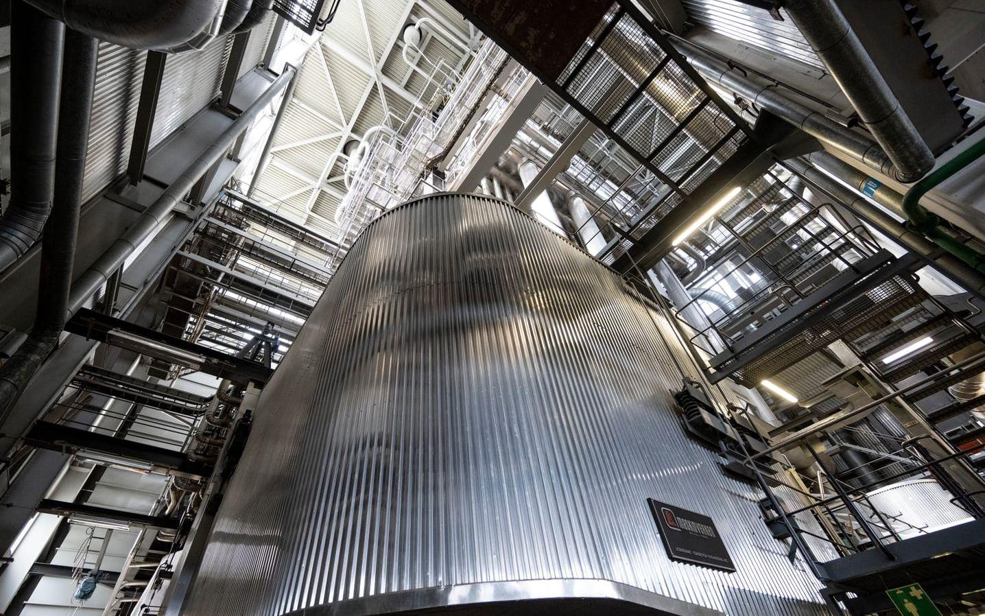 Karlshamnsverkets brännare drar 70 ton olja i timmen per block då oljepannan körs med maximal effekt. Det oljeeldade Karlshamnsverket har en total kapacitet på 660 MW och ägs av Uniper.