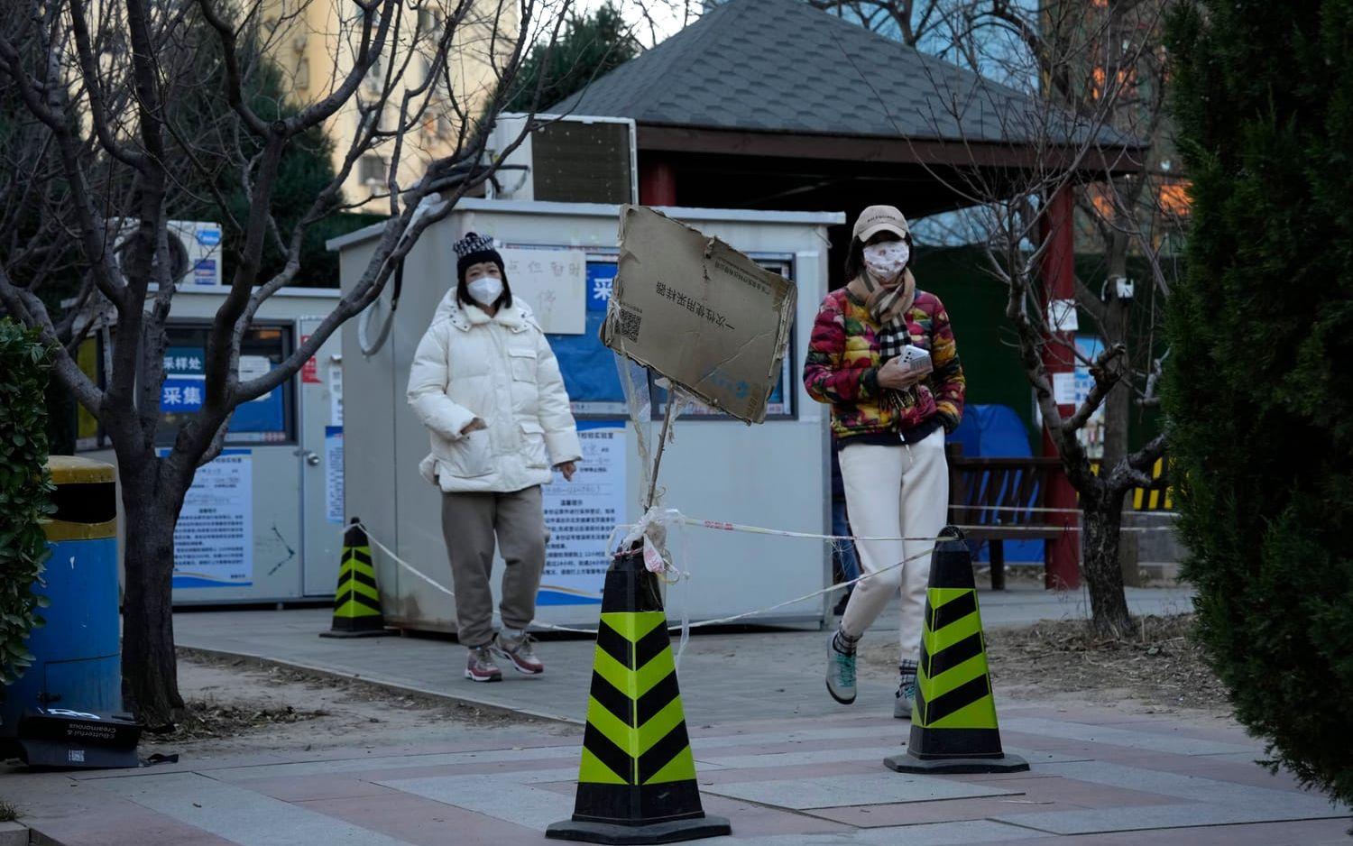 Pekingbor vänder vid en teststation som plötsligt har stängt, på lördagen. Myndigheterna kräver inte negativa testresultat i lika hög utsträckning, men det krävs ännu på många platser.