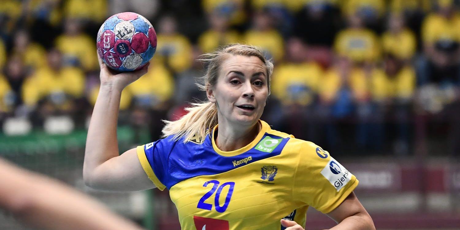 Bella Gulldén med målet i sikte under en handbollslandskamp mot Montenegro i Lisebergshallen i fjol.
