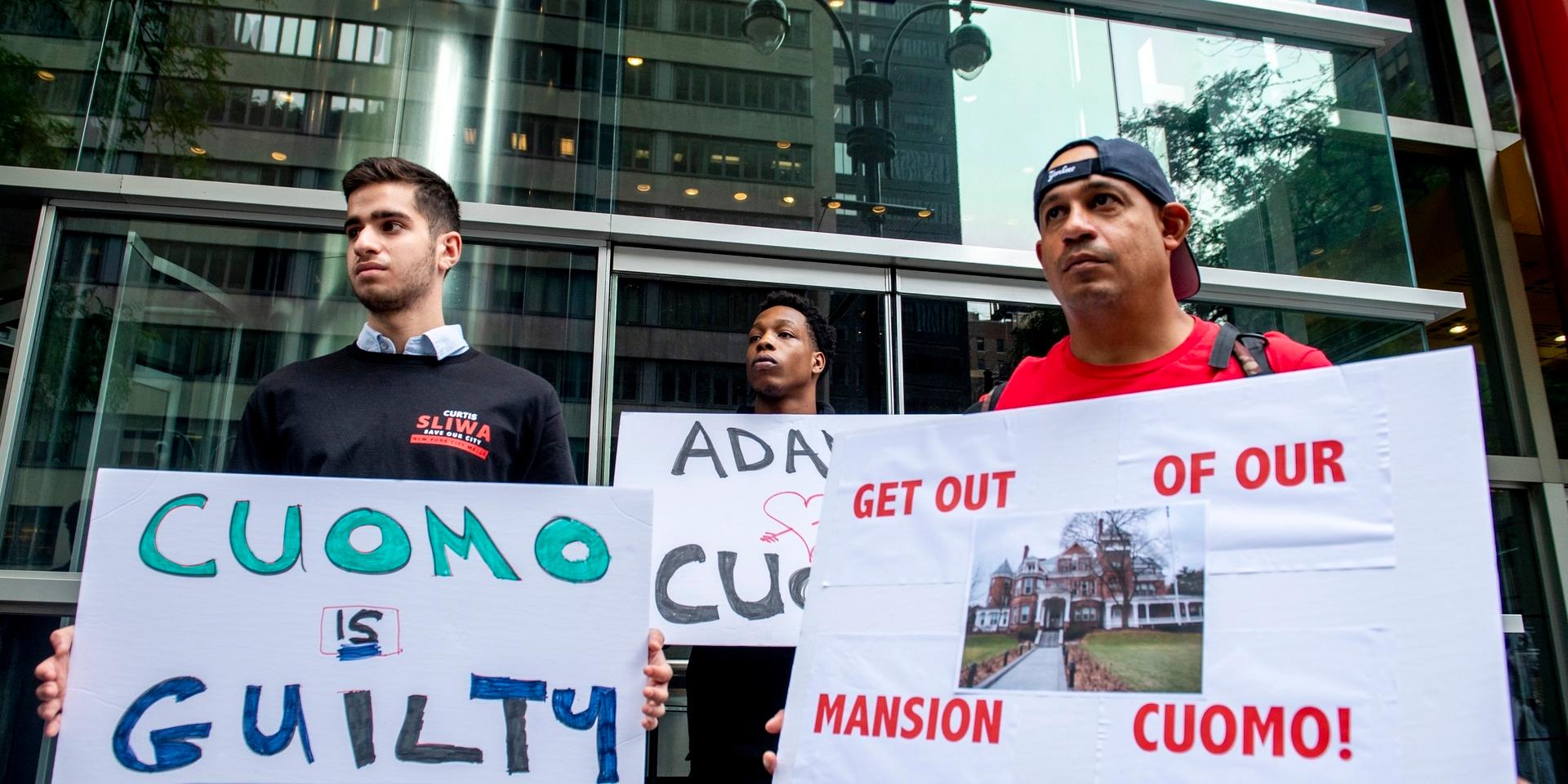 Demonstranter utanför staten New Yorks guvernörsresidens kräver sexbrottsanklagade Andrew Cuomos avgång.